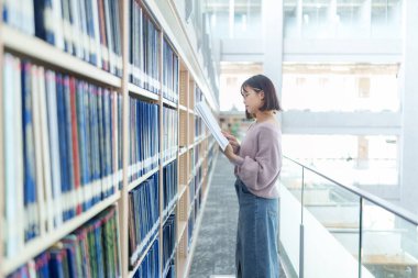 Tayvan 'ın Taipei şehrindeki Wenshan Bölgesi' nde güzel bir kütüphanede zaman geçiren 20 yaşındaki Tayvanlı bir kızın yavaş çekim videosu.