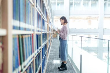 Tayvan 'ın Taipei şehrindeki Wenshan Bölgesi' nde güzel bir kütüphanede zaman geçiren 20 yaşındaki Tayvanlı bir kızın yavaş çekim videosu.