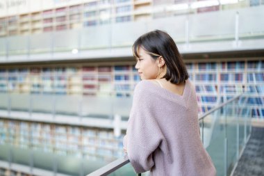 Tayvan 'ın Taipei şehrindeki Wenshan Bölgesi' nde güzel bir kütüphanede zaman geçiren 20 yaşındaki Tayvanlı bir kızın yavaş çekim videosu.