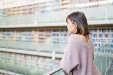 Tayvan 'ın Taipei şehrindeki Wenshan Bölgesi' nde güzel bir kütüphanede zaman geçiren 20 yaşındaki Tayvanlı bir kızın yavaş çekim videosu.