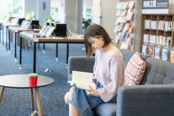 Tayvan 'ın Taipei şehrindeki Wenshan Bölgesi' nde güzel bir kütüphanede zaman geçiren 20 yaşındaki Tayvanlı bir kızın yavaş çekim videosu.