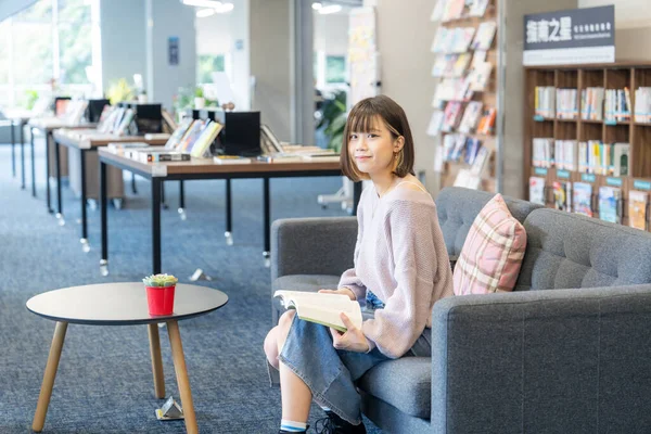 Tayvan 'ın Taipei şehrindeki Wenshan Bölgesi' nde güzel bir kütüphanede zaman geçiren 20 yaşındaki Tayvanlı bir kızın yavaş çekim videosu.