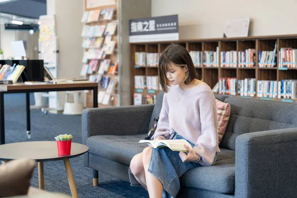 Tayvan 'ın Taipei şehrindeki Wenshan Bölgesi' nde güzel bir kütüphanede zaman geçiren 20 yaşındaki Tayvanlı bir kızın yavaş çekim videosu.