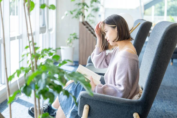 Tayvan 'ın Taipei şehrindeki Wenshan Bölgesi' nde güzel bir kütüphanede zaman geçiren 20 yaşındaki Tayvanlı bir kızın yavaş çekim videosu.