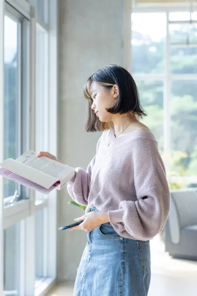 Tayvan 'ın Taipei şehrindeki Wenshan Bölgesi' nde güzel bir kütüphanede zaman geçiren 20 yaşındaki Tayvanlı bir kızın yavaş çekim videosu.