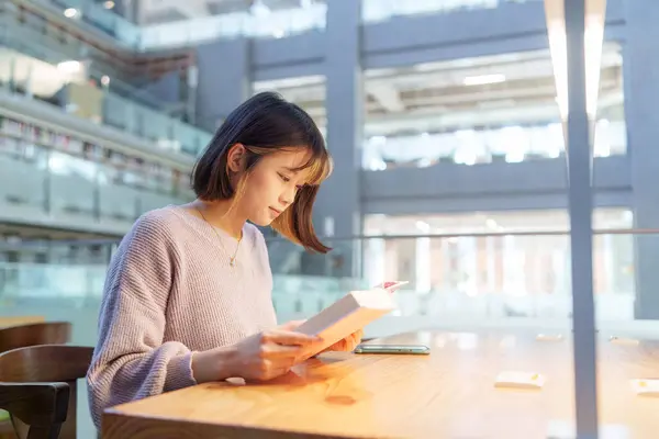 Tayvan 'ın Taipei şehrindeki Wenshan Bölgesi' nde güzel bir kütüphanede zaman geçiren 20 yaşındaki Tayvanlı bir kızın yavaş çekim videosu.