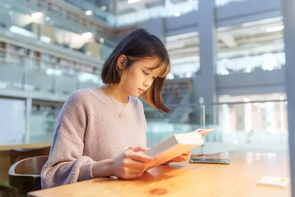 Tayvan 'ın Taipei şehrindeki Wenshan Bölgesi' nde güzel bir kütüphanede zaman geçiren 20 yaşındaki Tayvanlı bir kızın yavaş çekim videosu.