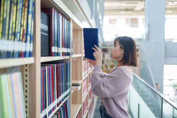 Tayvan 'ın Taipei şehrindeki Wenshan Bölgesi' nde güzel bir kütüphanede zaman geçiren 20 yaşındaki Tayvanlı bir kızın yavaş çekim videosu.
