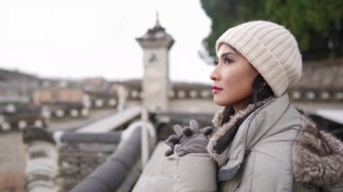 20 'li yaşlarda Filipinli bir kadın Güney Kore, Seul' deki Bukchon Hanok Köyü 'nde geleneksel kasaba manzarasına bakıyor.