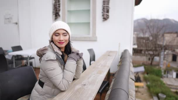 一位20多岁的菲律宾妇女在韩国首尔的Bukchon Hanok村观看传统的城镇景观 — 图库视频影像