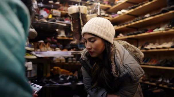 Филиппинка Около Лет Покупает Обувь Обувном Магазине Сеуле Южная Корея — стоковое видео