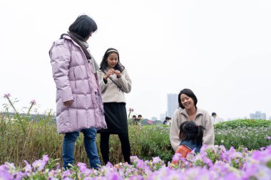 Tayvan 'ın Tayvan şehrindeki Datong Bölgesi' nde bir parkta oynayan Tayvanlı bir ailenin sahnesi