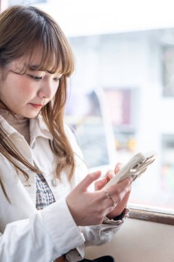 Hong Kong 'da tramvaya binen 20' li yaşlarda Çinli bir kadın.