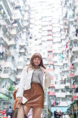 20 'li yaşlarda Çinli bir kadın Hong Kong' da yürüyüş yapıyor.