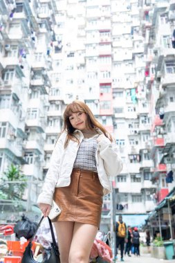 20 'li yaşlarda Çinli bir kadın Hong Kong' da yürüyüş yapıyor.