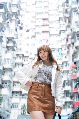 20 'li yaşlarda Çinli bir kadın Hong Kong' da yürüyüş yapıyor.