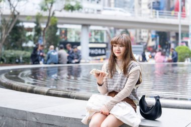 20 'li yaşlarda Çinli bir kadın Hong Kong' da yürüyüş yapıyor.