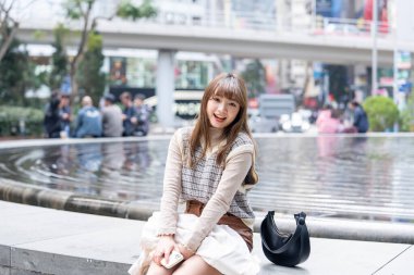 20 'li yaşlarda Çinli bir kadın Hong Kong' da yürüyüş yapıyor.