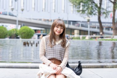 20 'li yaşlarda Çinli bir kadın Hong Kong' da yürüyüş yapıyor.