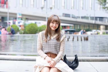 20 'li yaşlarda Çinli bir kadın Hong Kong' da yürüyüş yapıyor.