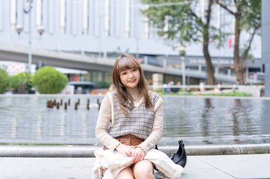 20 'li yaşlarda Çinli bir kadın Hong Kong' da yürüyüş yapıyor.