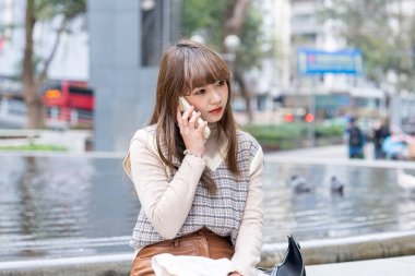 20 'li yaşlarda Çinli bir kadın Hong Kong' da yürüyüş yapıyor.