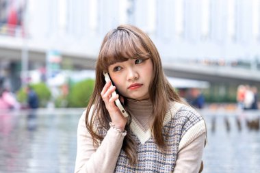 20 'li yaşlarda Çinli bir kadın Hong Kong' da yürüyüş yapıyor.