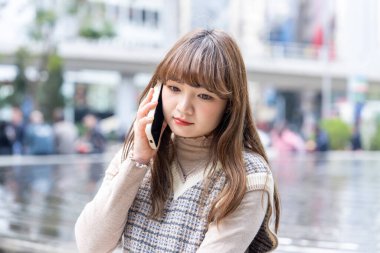 20 'li yaşlarda Çinli bir kadın Hong Kong' da yürüyüş yapıyor.