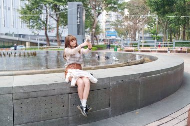 20 'li yaşlarda Çinli bir kadın Hong Kong' da yürüyüş yapıyor.