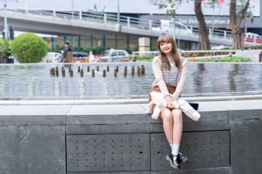 20 'li yaşlarda Çinli bir kadın Hong Kong' da yürüyüş yapıyor.