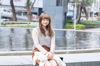 20 'li yaşlarda Çinli bir kadın Hong Kong' da yürüyüş yapıyor.