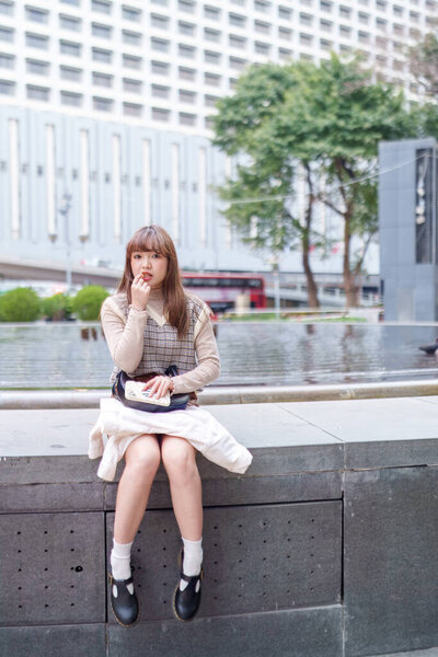 Китаянка в возрасте 20 лет гуляет по Гонконгу