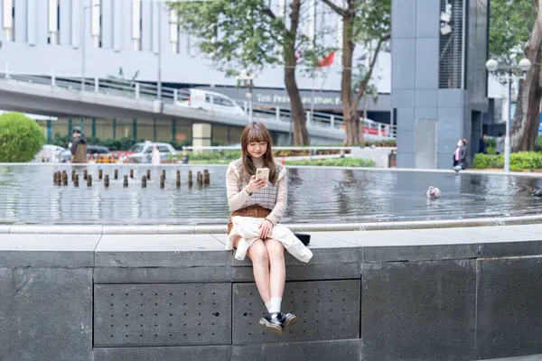 20 'li yaşlarda Çinli bir kadın Hong Kong' da yürüyüş yapıyor.