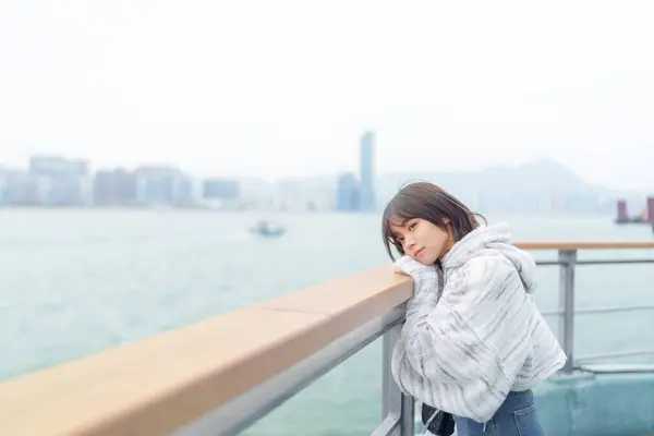 그녀의 여자는 겨울에 홍콩의 해변에서 — 스톡 사진