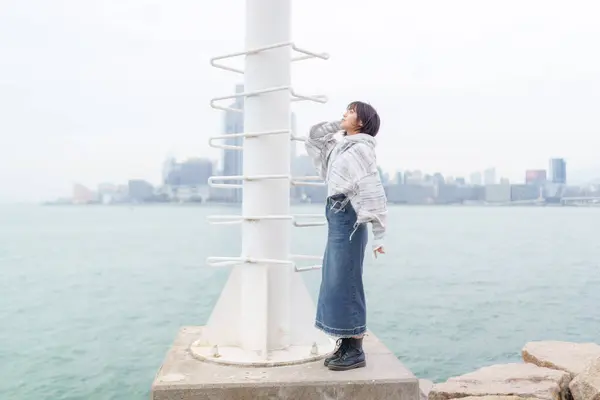 그녀의 여자는 겨울에 홍콩의 해변에서 — 스톡 사진