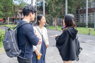 Tayvan 'ın Taipei şehrinde Da' an Bölgesi 'ndeki bir üniversitede konuşan üç üniversite öğrencisi.