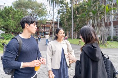 Tayvan 'ın Taipei şehrinde Da' an Bölgesi 'ndeki bir üniversitede konuşan üç üniversite öğrencisi.