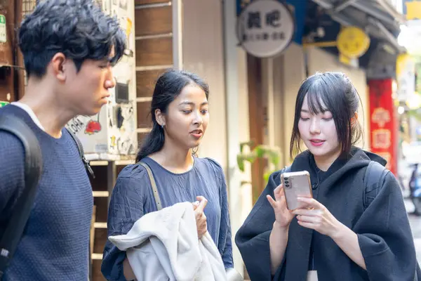 Drei Studenten Gespräch Einer Universität District Taipeh City Taiwan — Stockfoto