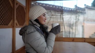 Kore Cumhuriyeti 'nin Seul kentindeki North Village Hanok Village' da çay içen 20 'li yaşlarda Filipinli bir kadının yavaş çekim videosu.