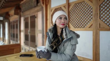 Kore Cumhuriyeti 'nin Seul kentindeki North Village Hanok Village' da çay içen 20 'li yaşlarda Filipinli bir kadının yavaş çekim videosu.