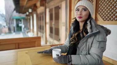 Kore Cumhuriyeti 'nin Seul kentindeki North Village Hanok Village' da çay içen 20 'li yaşlarda Filipinli bir kadının yavaş çekim videosu.