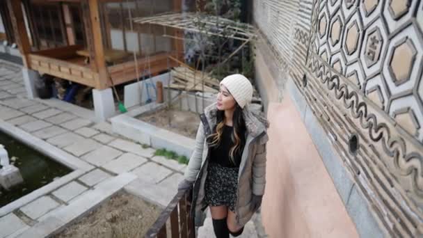 20代のフィリピン人女性のスローモーションビデオ 韓国ソウルのボクチョン ハノック村の伝統的な街並みを散策 — ストック動画