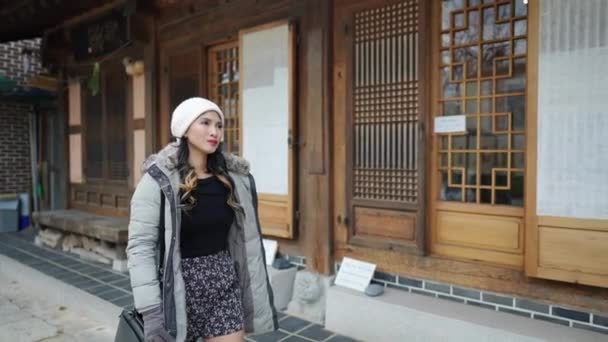 20대 필리핀 여성의 슬로우 비디오 서울특별시 한옥마을의 풍경을 산책하다 — 비디오