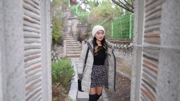 20대 필리핀 여성의 슬로우 비디오 서울특별시 한옥마을의 풍경을 산책하다 — 비디오