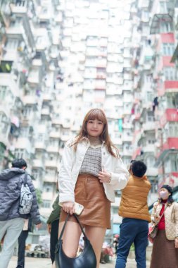 20 'li yaşlarda Çinli bir kadın Hong Kong' da bir parkta mola veriyor.