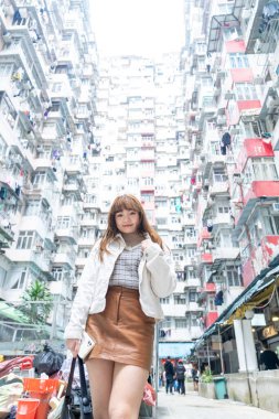 20 'li yaşlarda Çinli bir kadın Hong Kong' da bir parkta mola veriyor.