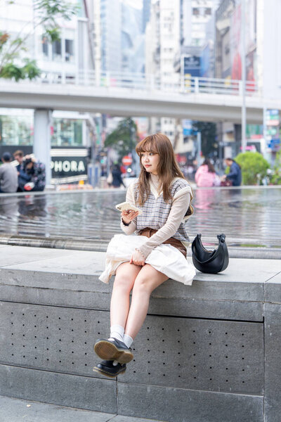 Китаянка в возрасте 20 лет отдыхает в парке в Гонконге