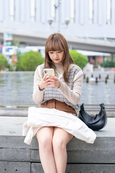 Chinesin Ihren Zwanzigern Macht Pause Einem Park Hongkong — Stockfoto