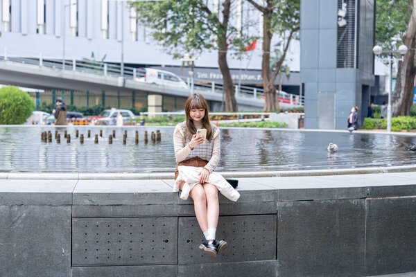 Китаянка в возрасте 20 лет отдыхает в парке в Гонконге