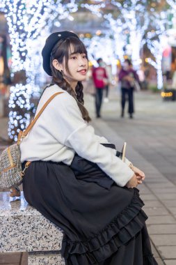 Tayvan 'ın Taipei şehrinde Xinyi Bölgesi' nde 20 'li yaşlarda bir Çinli kadın bir oyun salonunun ışıklandırmasında.